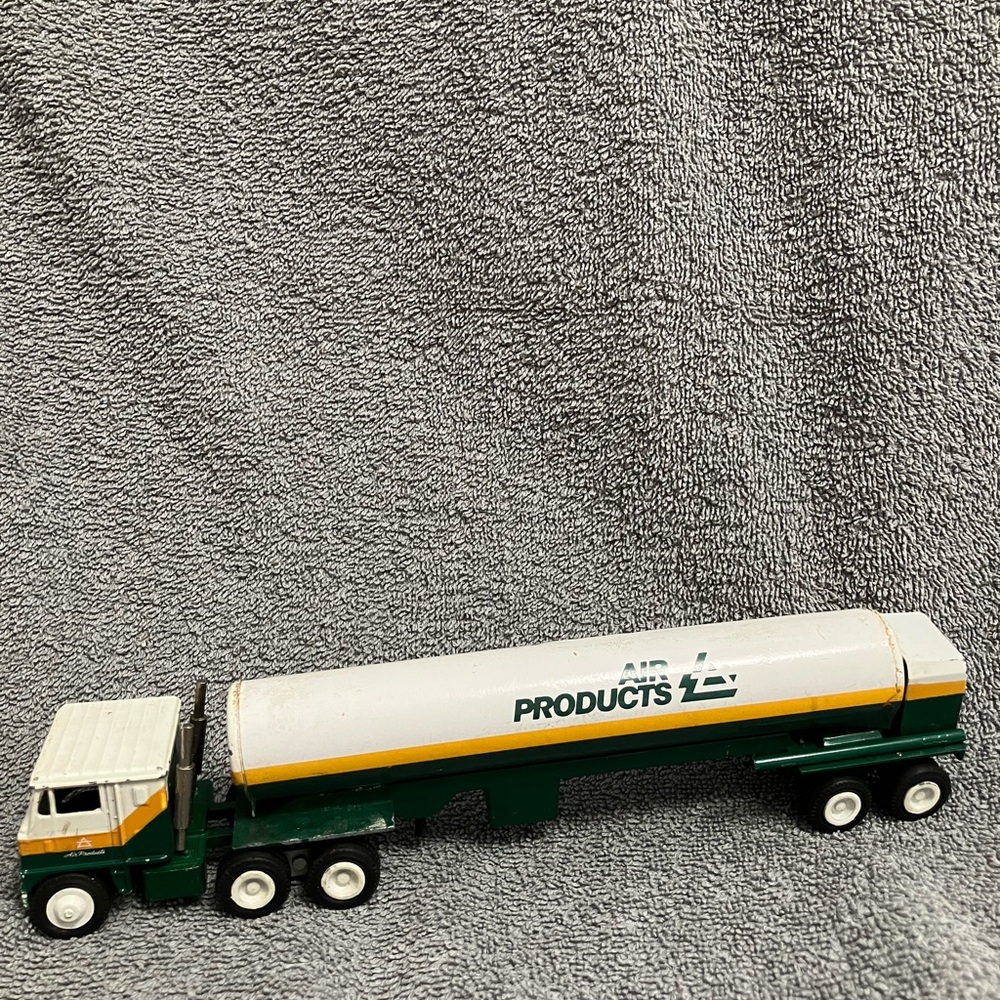 Vintage Winross Diecast Air Products Tanker Truck collectible model